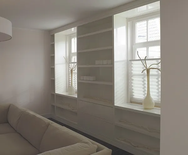 Woonkamer met plissé gordijnen