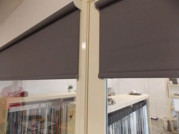 Moderne rolgordijnen in woonkamer